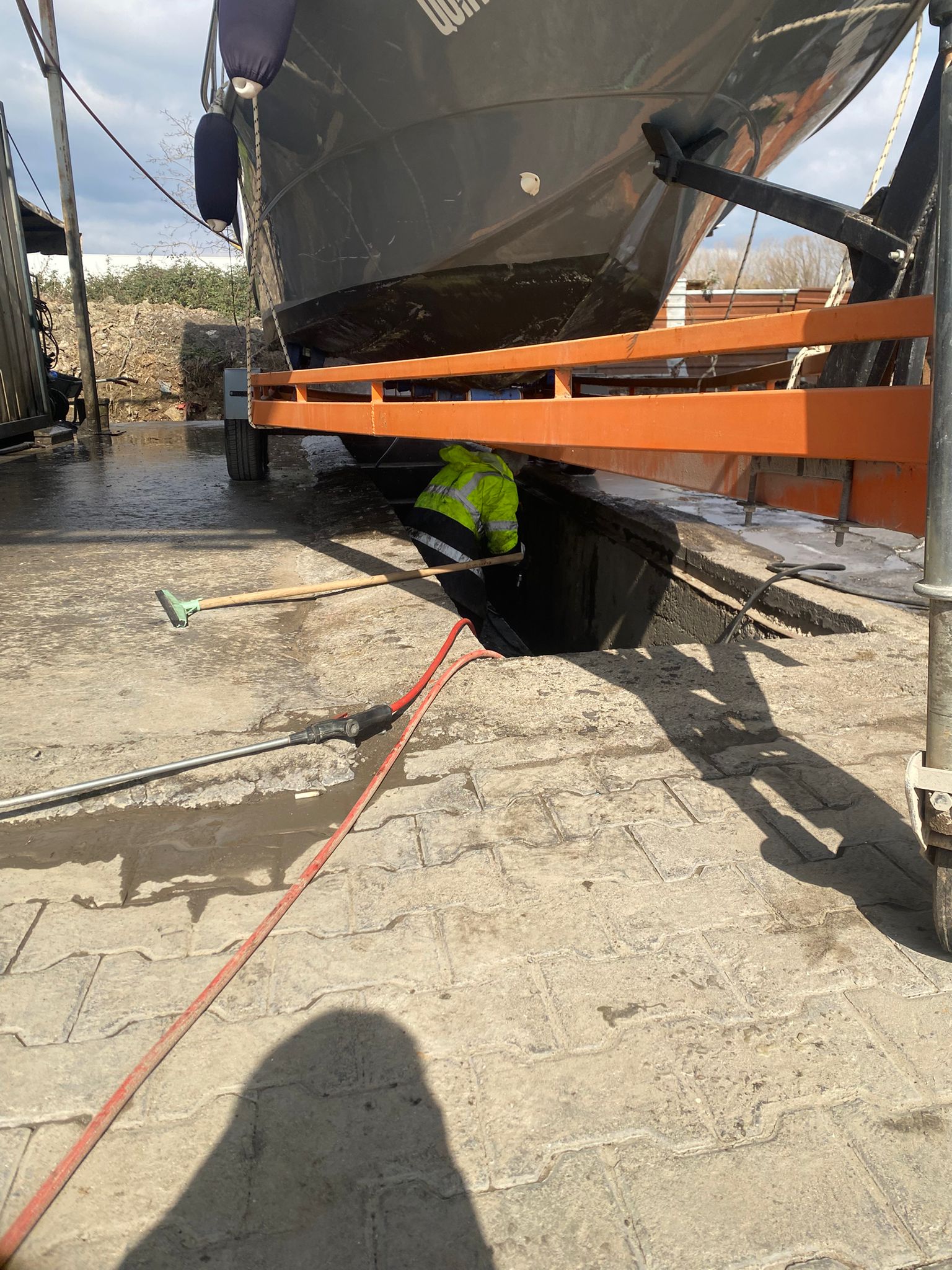 Büyük teknede alt temizlik çalışması - Salman Tekne Park Gölcük